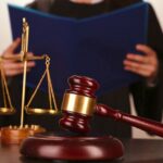 Суд тизимида коррупцияга қарши кураш: очиқлик ва ишонч сари изчил қадамлар  Ўзбекистонда коррупцияга қарши кураш давлат сиёсатининг устувор йўналишларидан бирига айланди. Давлат раҳбари Шавкат Мирзиёев фаолиятининг илк кунлариданоқ бу иллатга қарши муросасиз курашиш, ҳуқуқбузарликларнинг олдини олиш ҳамда давлат органлари фаолиятида очиқлик ва шаффофликни таъминлашни устувор вазифа сифатида белгилаб берди.